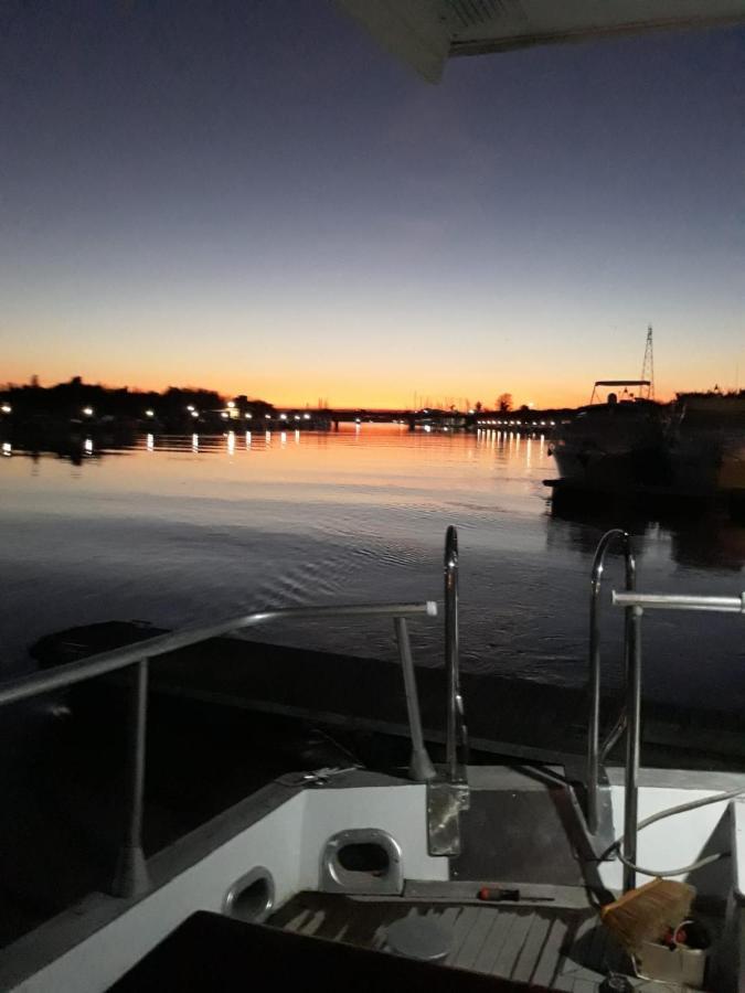 Отель Boat And Breakfast Fiumicino - Roma Остия-Антика Экстерьер фото